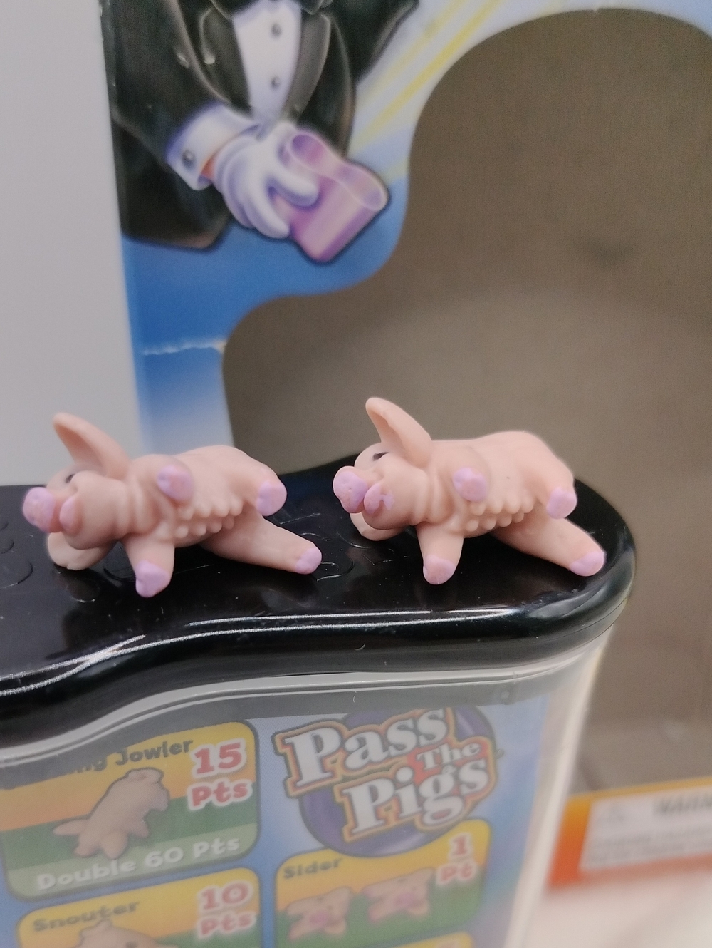 Pass The Pigs Travel Game With Pig Sty Dice Cup Complete *Open Box* - Picture 9 of 16